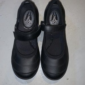 NWOT Hush puppies Kids size 4 Mary Janes